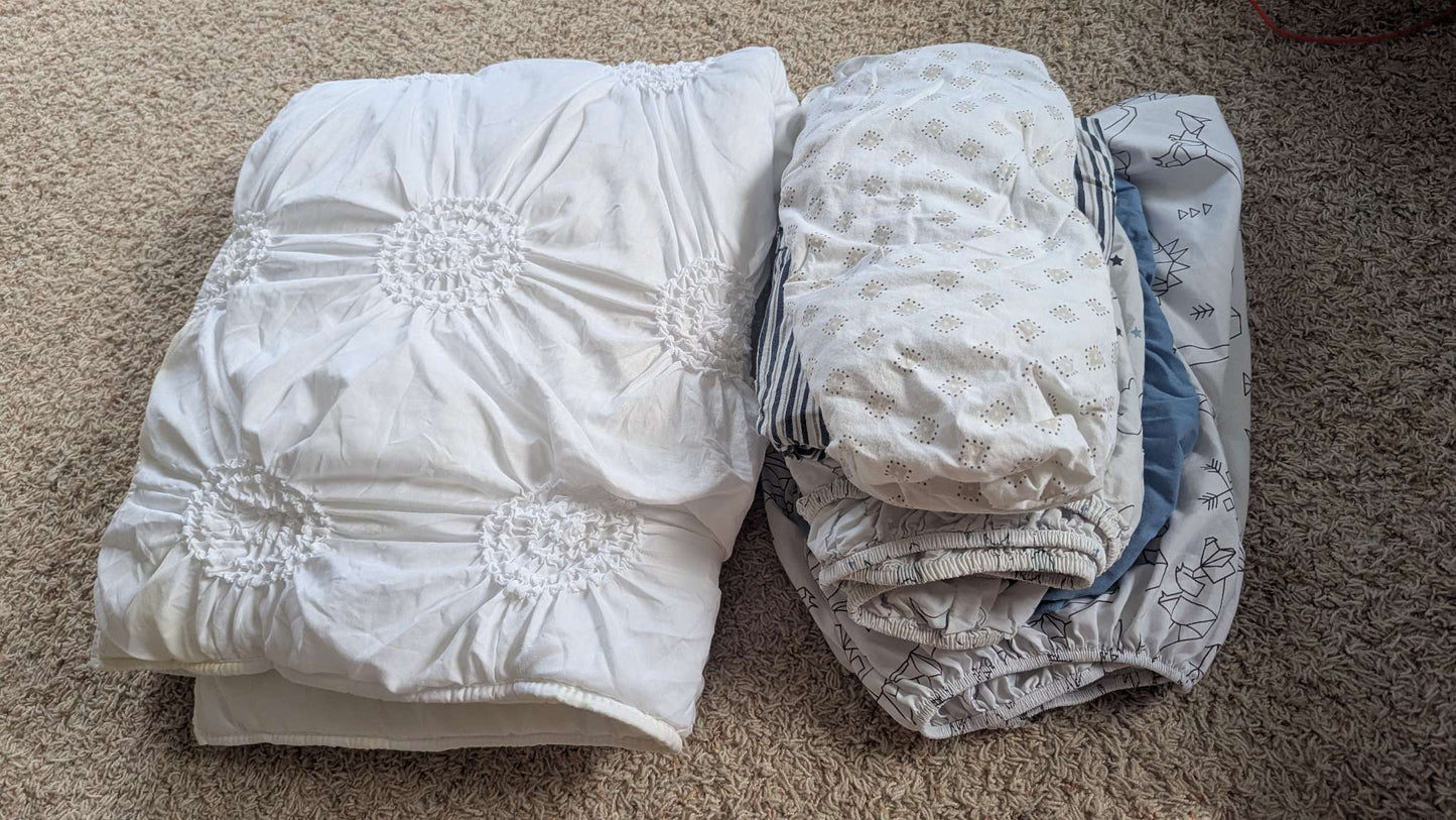 5 fitted crib sheets + 1 baby comforter