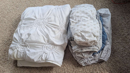 5 fitted crib sheets + 1 baby comforter