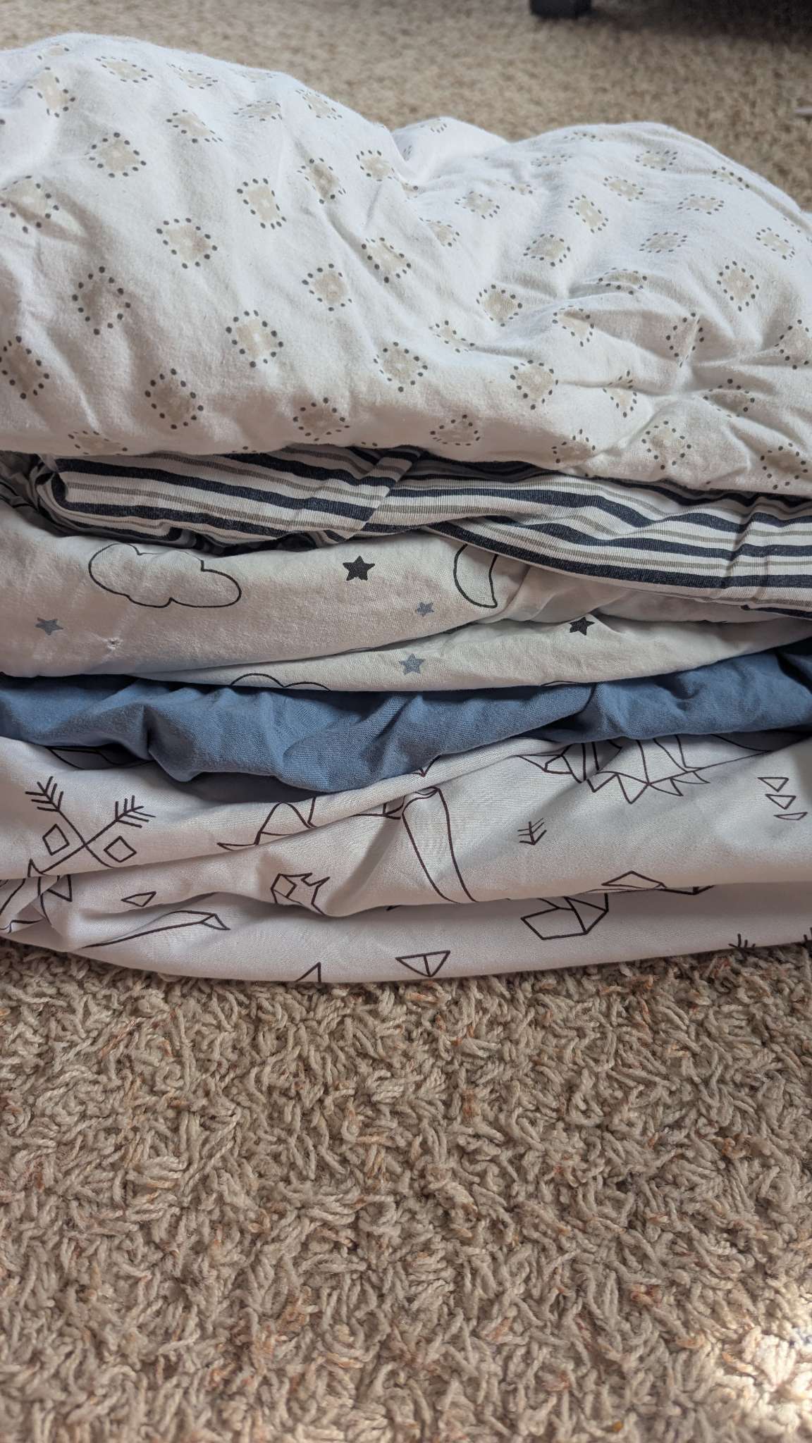 5 fitted crib sheets + 1 baby comforter