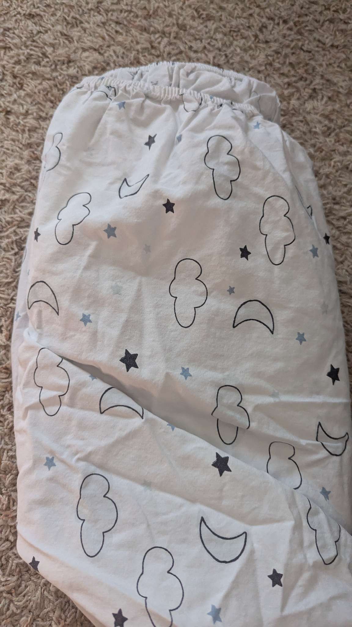 5 fitted crib sheets + 1 baby comforter