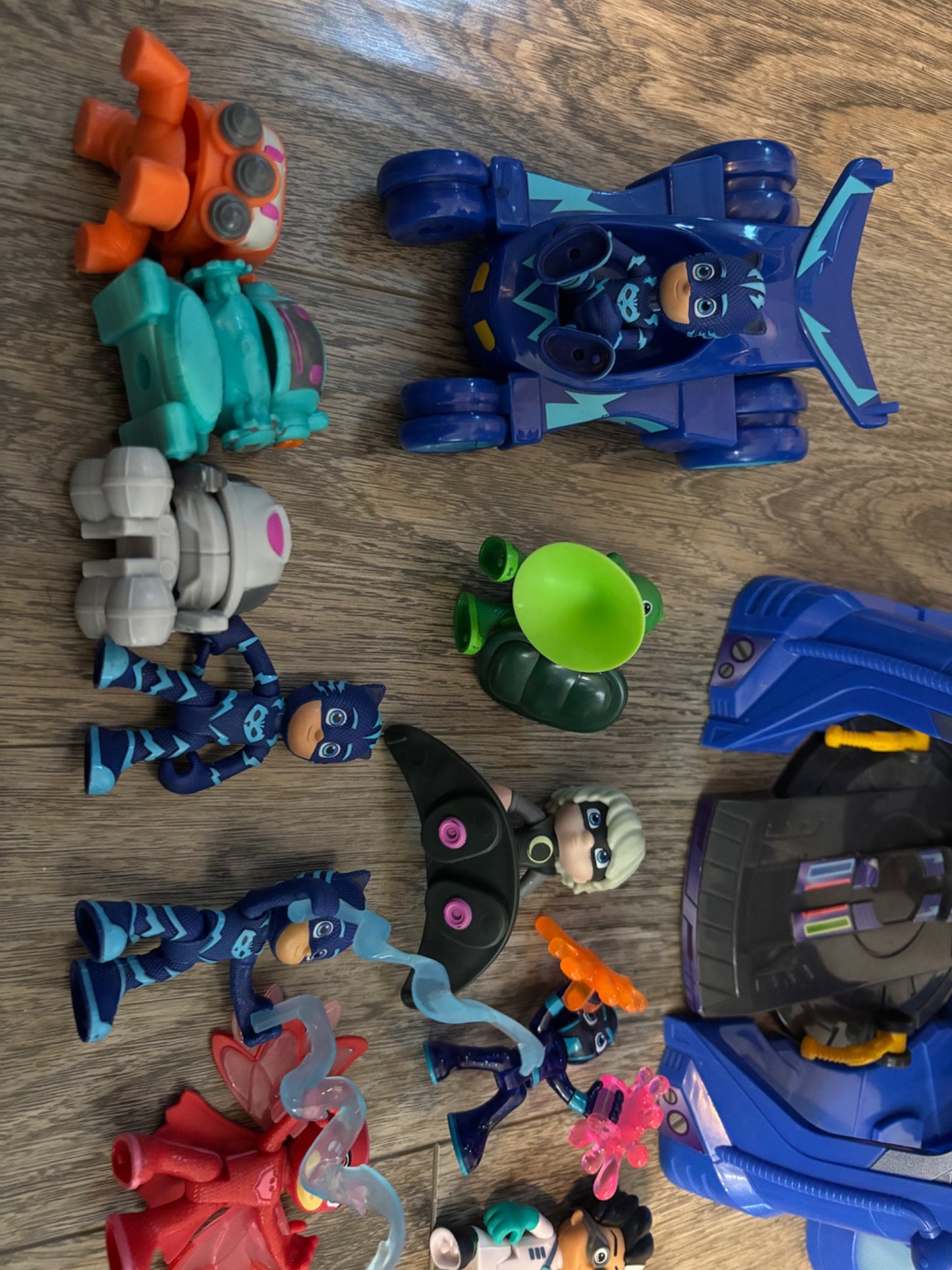 PJ Masks Deluxe Battle HQ Playset w/ Heroes & Villain Lot