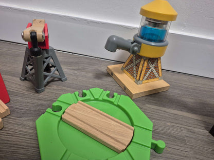 Trains Specialty Pieces Cargo Lift, Water Tower and Turntable