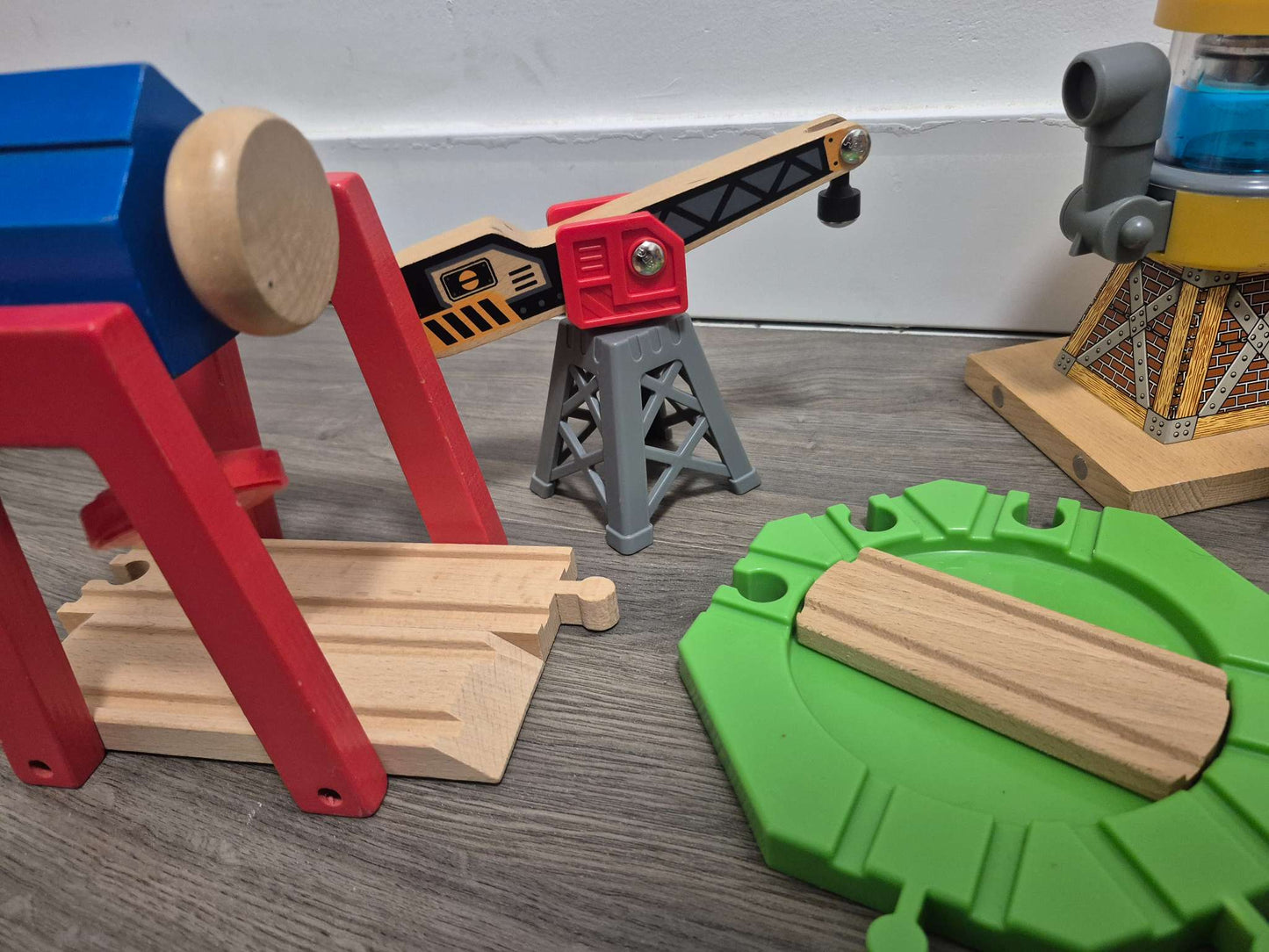 Trains Specialty Pieces Cargo Lift, Water Tower and Turntable
