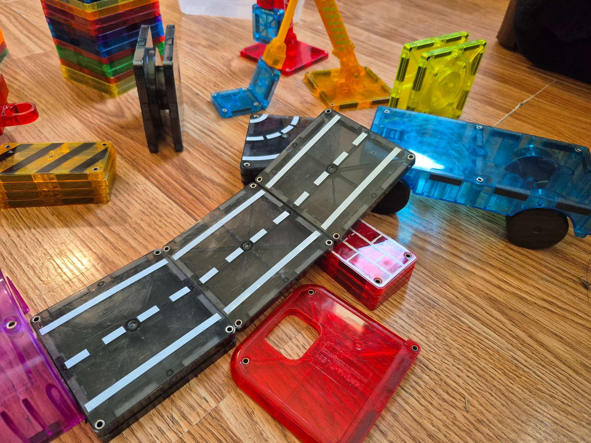 Magnatiles 55 + pieces Road Tunnel Cars