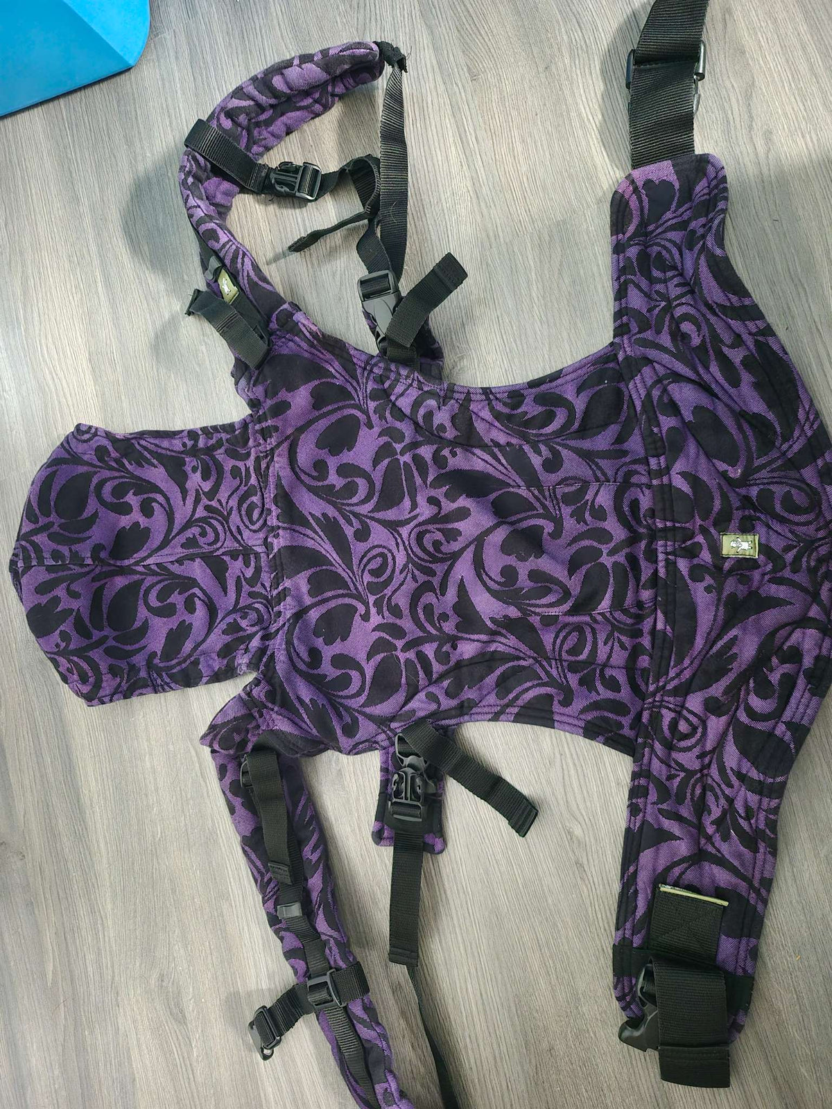 LennyLamb Mei-Tai Twisted Leaves in Purple/Black Baby Carrier with Hood RRP $320