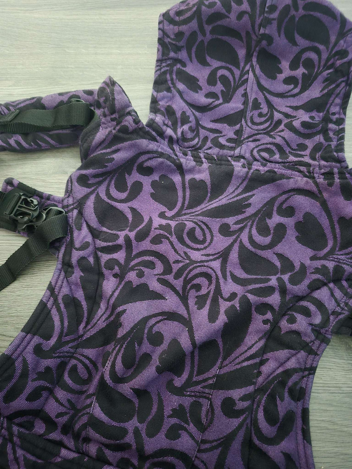 LennyLamb Mei-Tai Twisted Leaves in Purple/Black Baby Carrier with Hood RRP $320