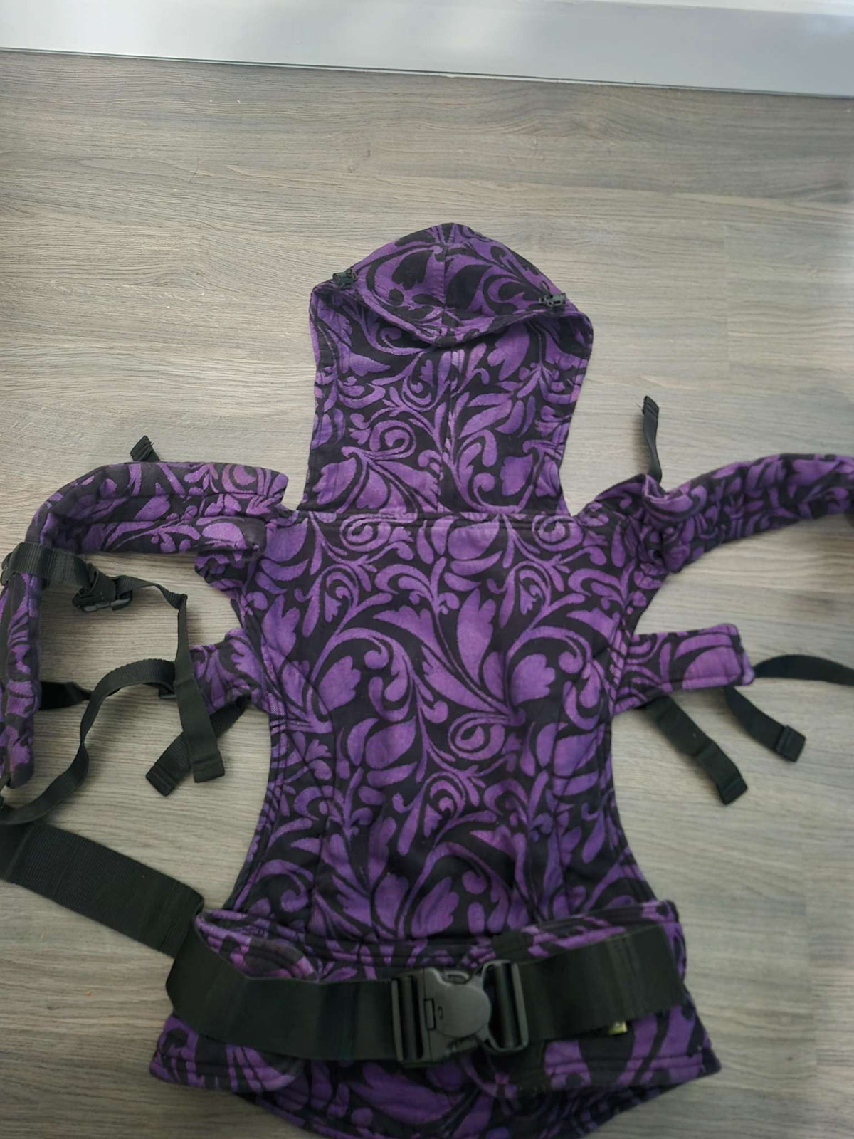 LennyLamb Mei-Tai Twisted Leaves in Purple/Black Baby Carrier with Hood RRP $320