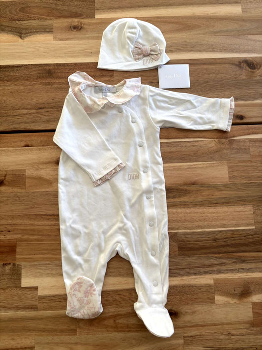 Dior 3m Onsie w/cap and bib, Kids 3 Month (0-3M)