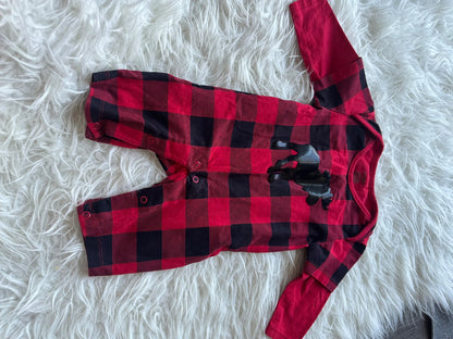 2 winter jumpers/rompers and Carters bunting suit , Kids 6 Month (3-6M)