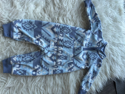 2 winter jumpers/rompers and Carters bunting suit , Kids 6 Month (3-6M)