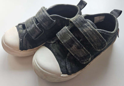 Joe Fresh Camo velcro sneakers size 8, Shoes 8 (Toddler:2-4yr)