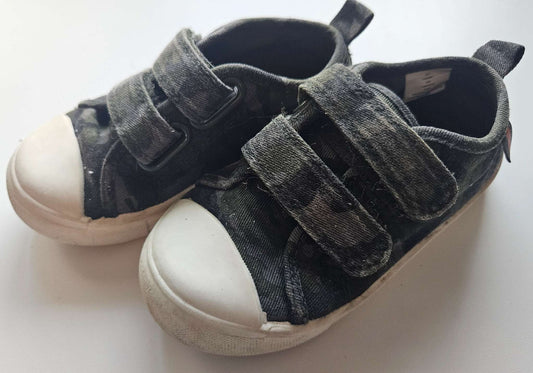 Joe Fresh Camo velcro sneakers size 8, Shoes 8 (Toddler:2-4yr)