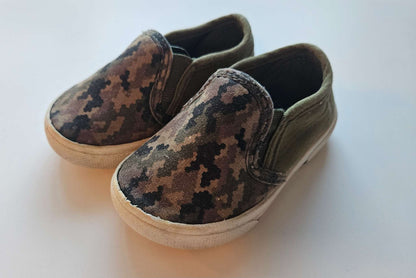 Carter's size 5 camouflage slip on shoes MSRP $28.01, Shoes 5 (Walkers:12-24 mth)