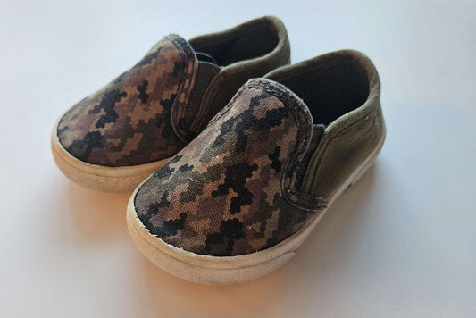 Carter's size 5 camouflage slip on shoes MSRP $28.01, Shoes 5 (Walkers:12-24 mth)