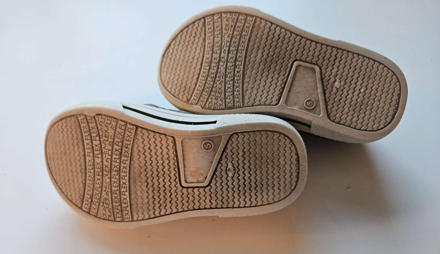 Carter's size 5 camouflage slip on shoes MSRP $28.01, Shoes 5 (Walkers:12-24 mth)