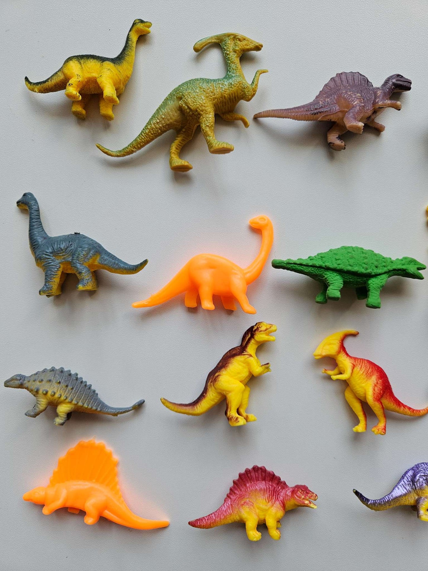 Set of 20 mini plastic dinosaurs