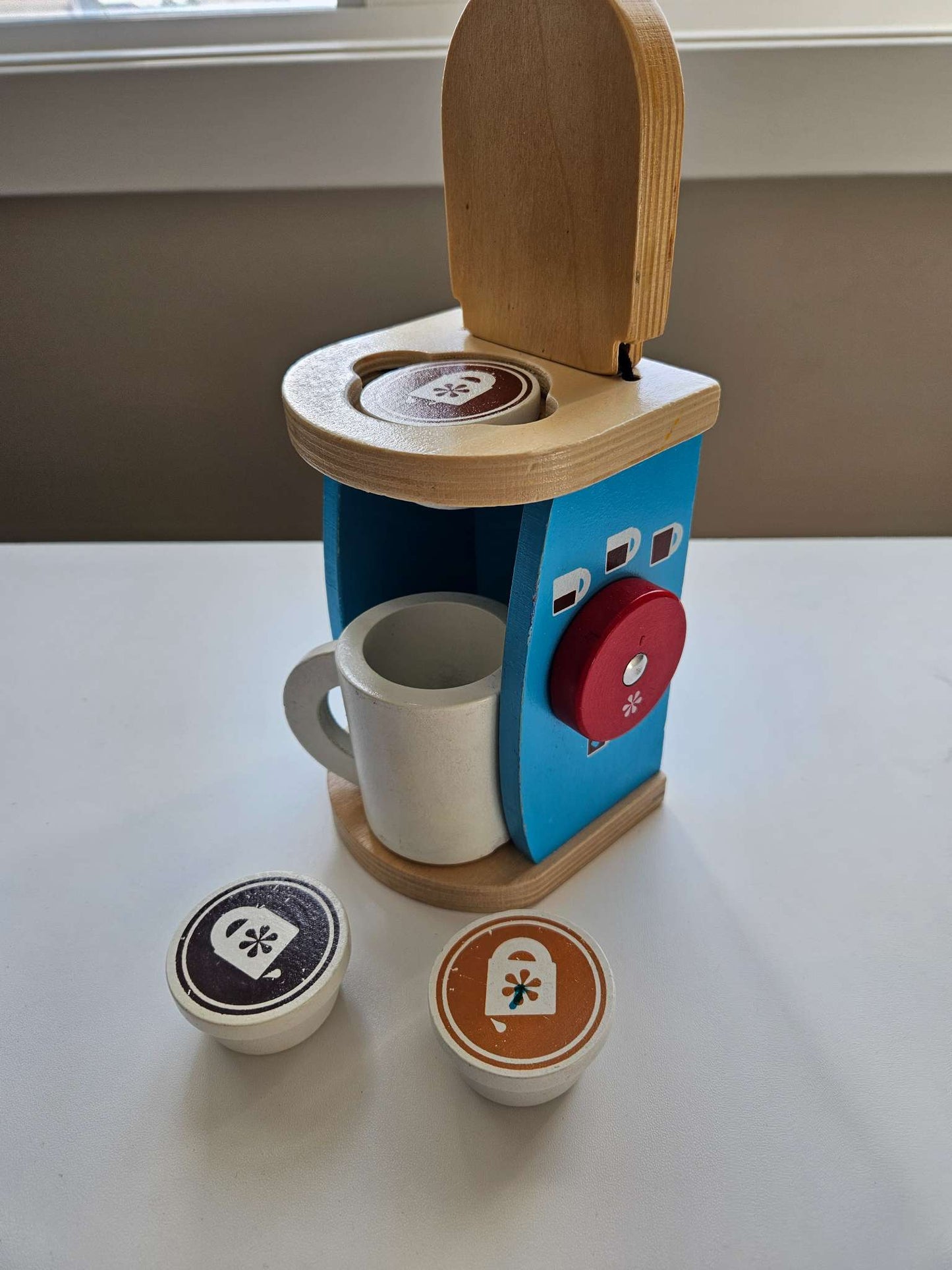 Melissa and Doug coffee set (3 pods, mug and machine)