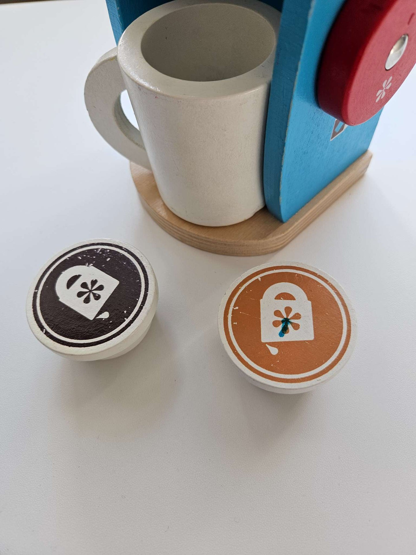 Melissa and Doug coffee set (3 pods, mug and machine)