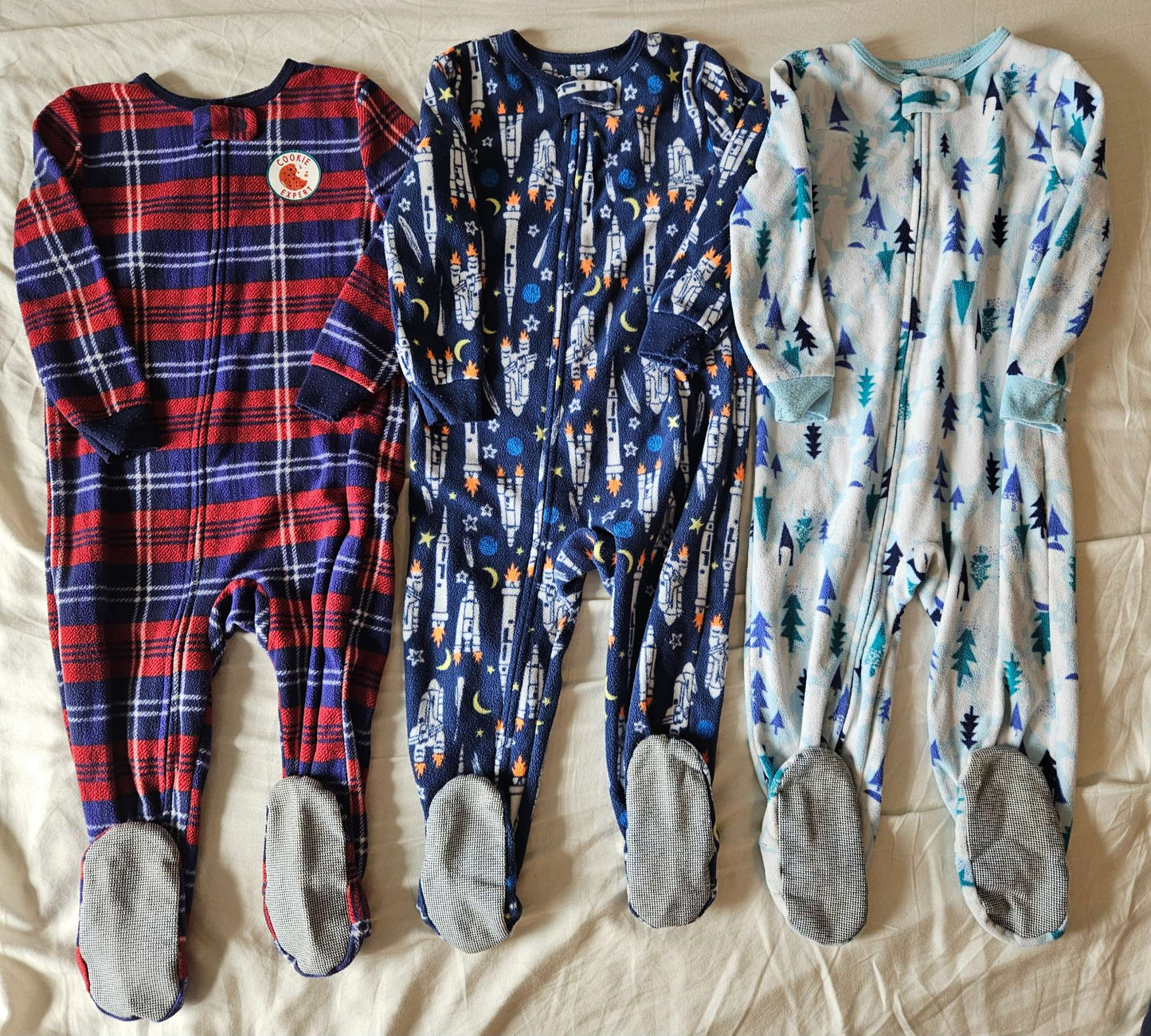 3 piece Osh Kosh Fleece Pajama sleepers set size 2T (cookie expert, space, yeti), Kids 2T