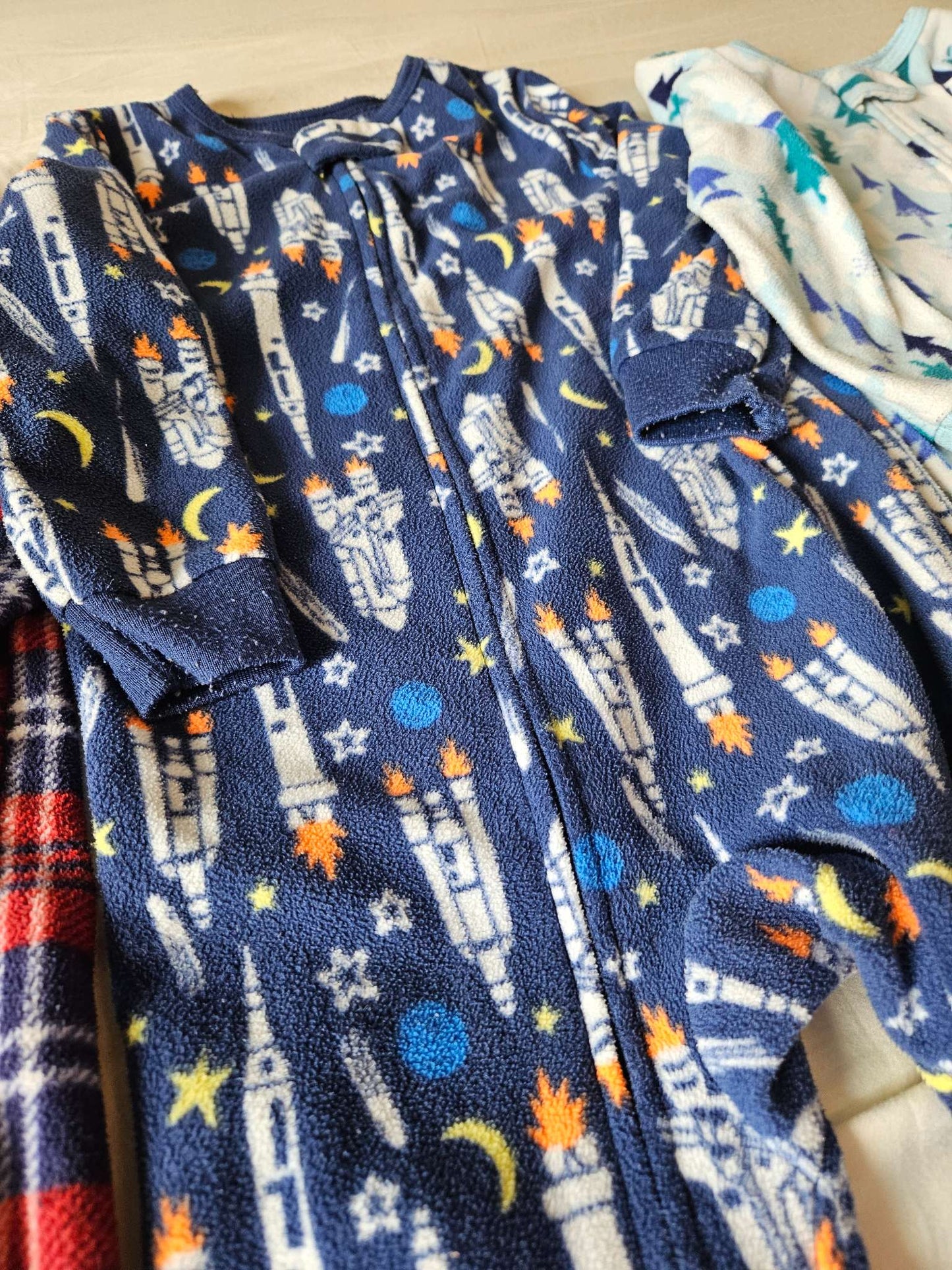 3 piece Osh Kosh Fleece Pajama sleepers set size 2T (cookie expert, space, yeti), Kids 2T