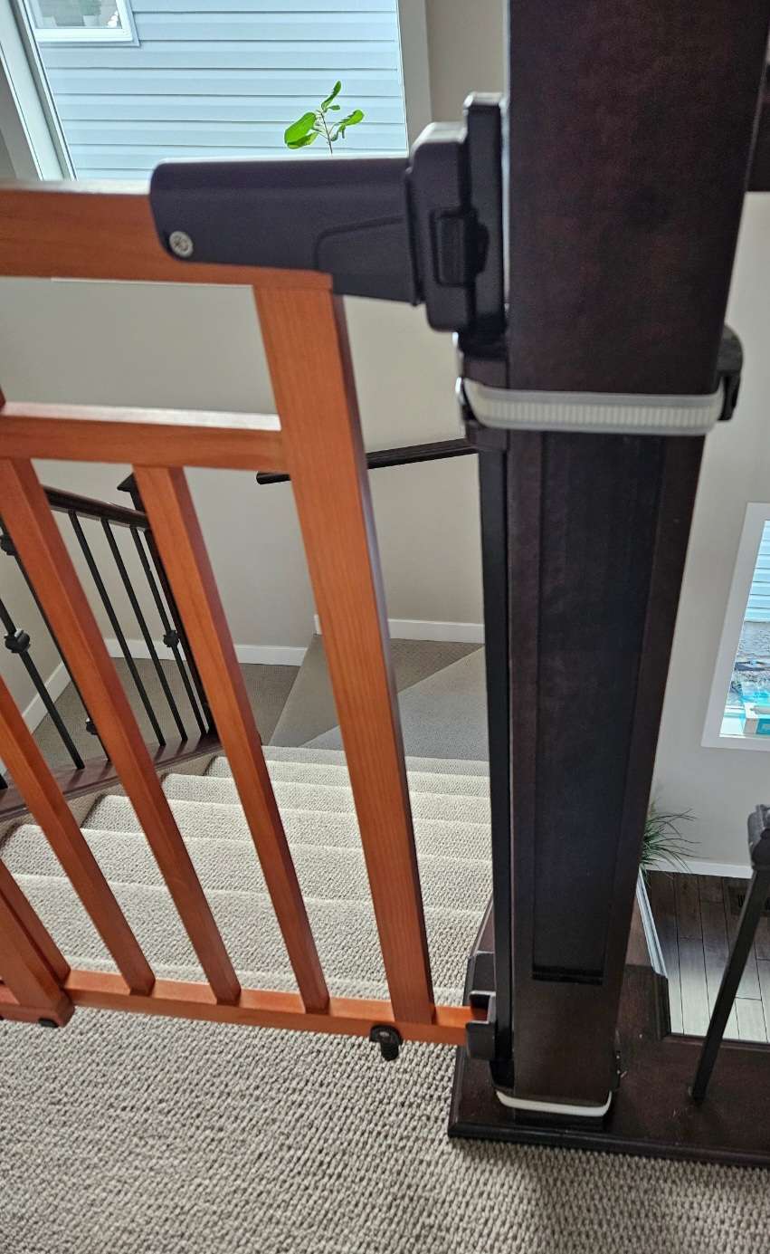 Adjustable Summer  Infant Wood Banister  Gate Retails $129.99