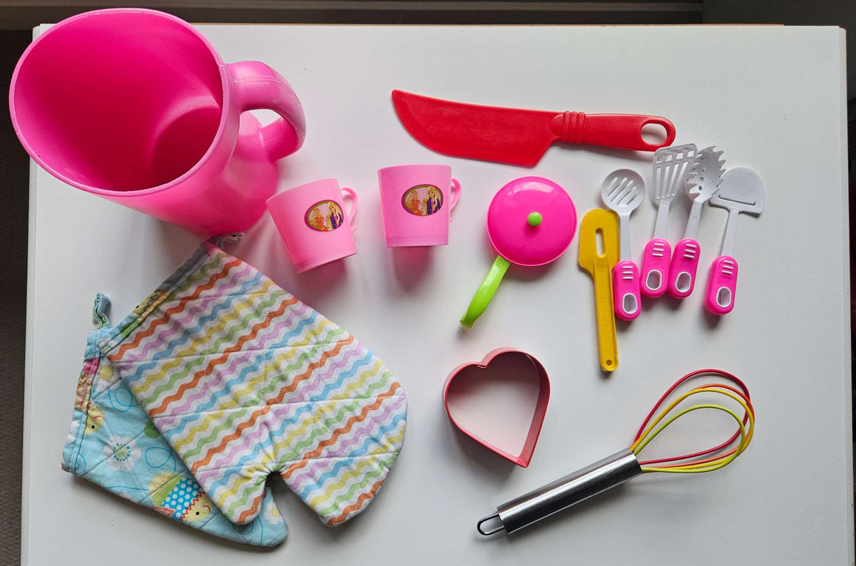 Assorted play kitchen items