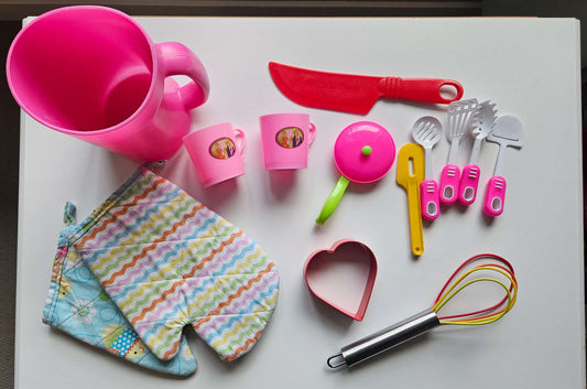 Assorted play kitchen items