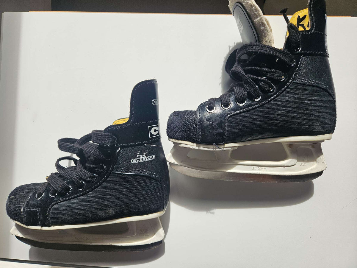 CCM Cyclone size 13 youth hockey skates , Shoes 13 (Kids:4-8yr)