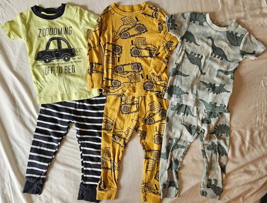 3 sets of size 18 months 2 piece Carter's pajamas (zooming off to bed, yellow construction truck, green dinosaurs), Kids 18 Month (12-18M)