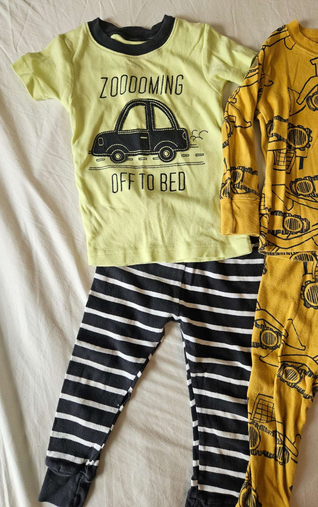 3 sets of size 18 months 2 piece Carter's pajamas (zooming off to bed, yellow construction truck, green dinosaurs), Kids 18 Month (12-18M)