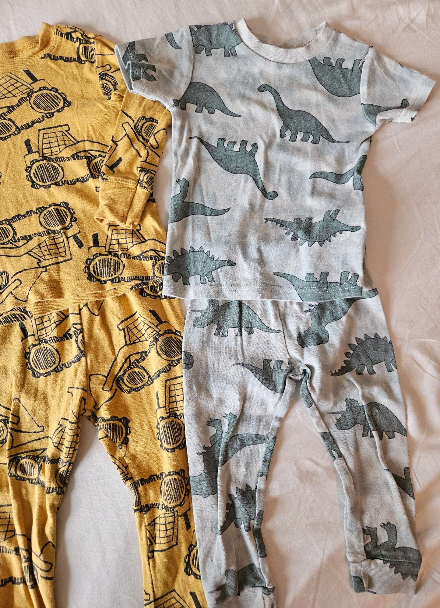 3 sets of size 18 months 2 piece Carter's pajamas (zooming off to bed, yellow construction truck, green dinosaurs), Kids 18 Month (12-18M)