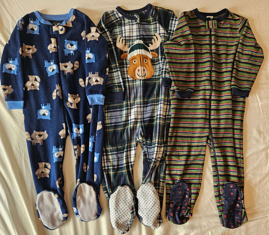3 fleece pajamas size 2T  (plaid moose, green, red, blue stripe, navy blue raccoon and bear), Kids 2T
