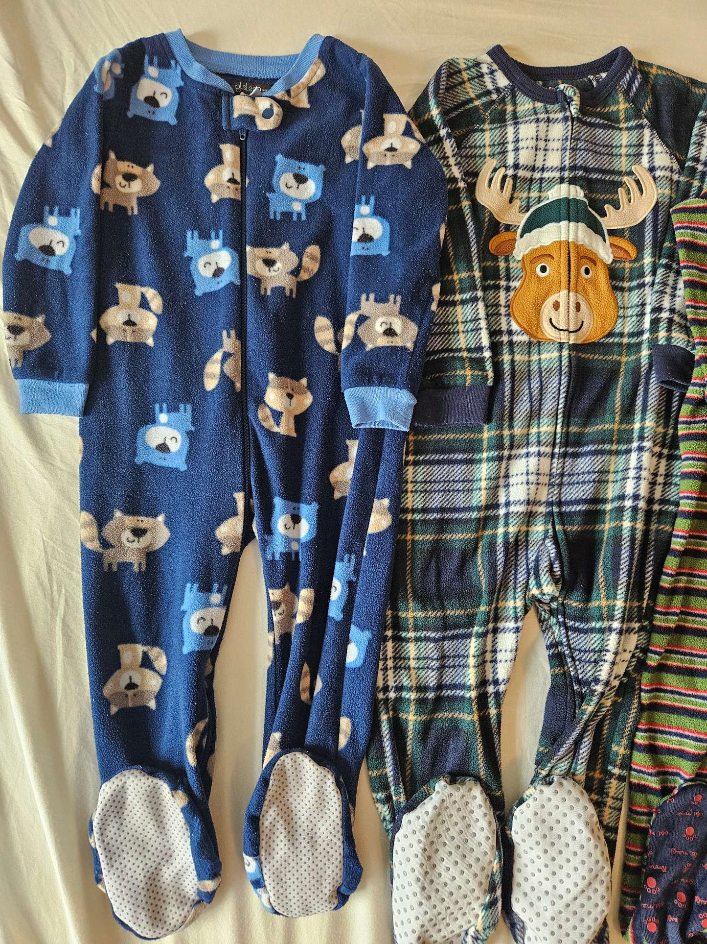 3 fleece pajamas size 2T  (plaid moose, green, red, blue stripe, navy blue raccoon and bear), Kids 2T