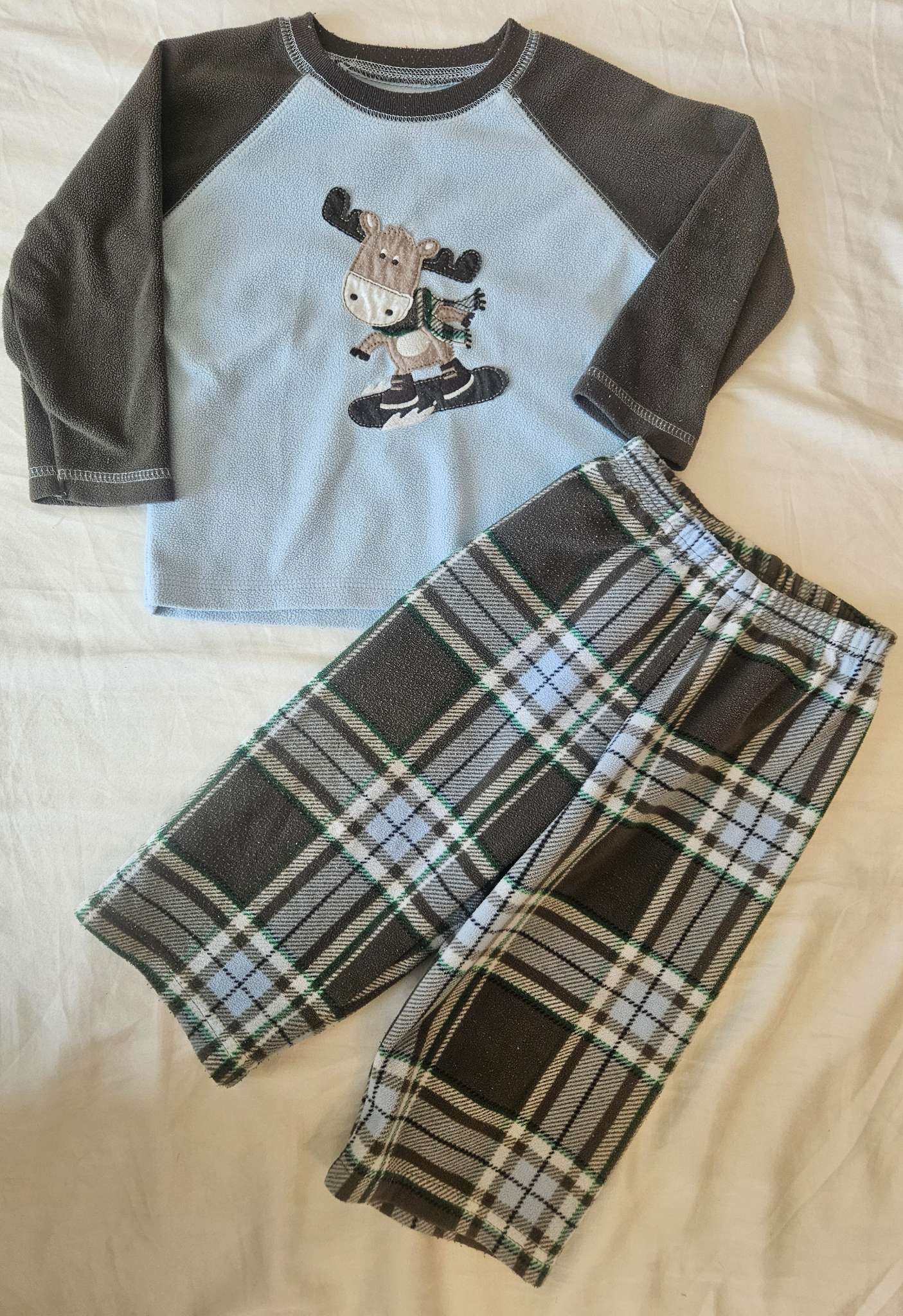 Carter's moose riding snowboard fleece pajamas size 18 months , Kids 18 Month (12-18M)