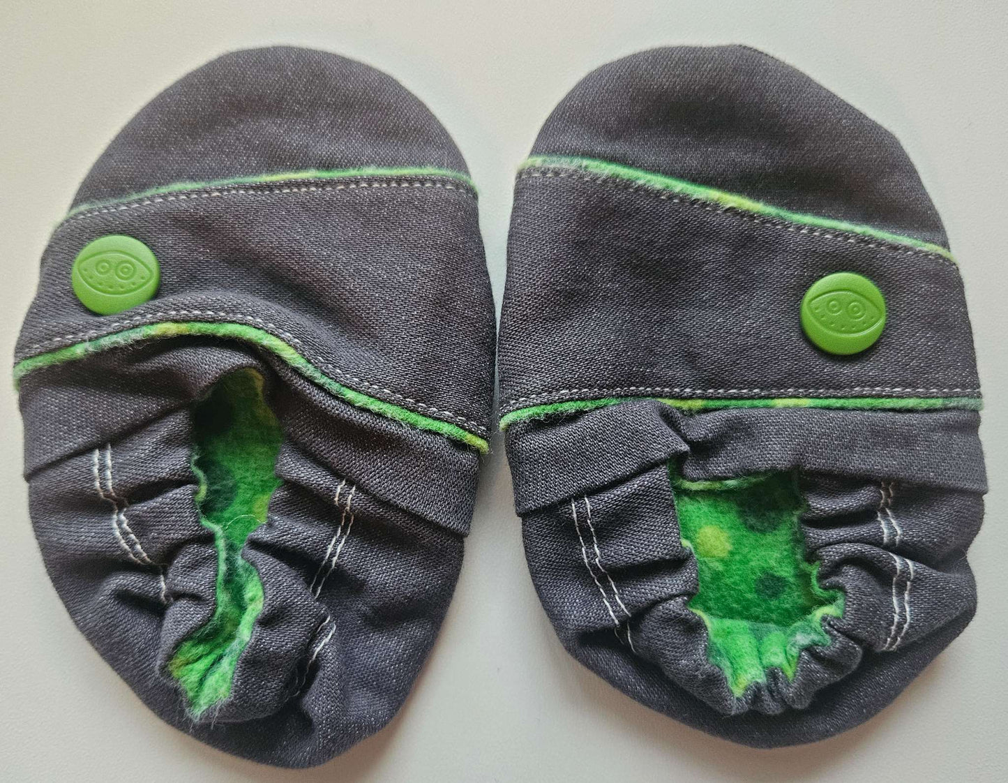 Blue/green crib kicks, Shoes 0 (Baby: 0-12 mth)