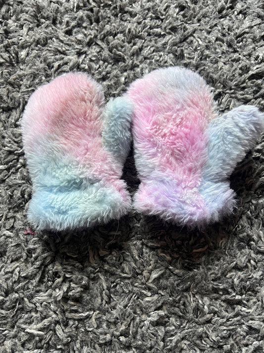 Girl’s Fuzzy Mittens