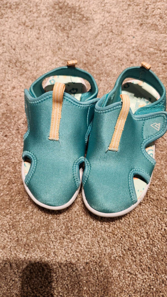 Water shoes sz 10, Shoes 10 (Toddler:2-4yr)