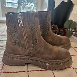 Girls Youth Size 13 DKNY Ankle Lug Boot, Shoes 13 (Kids:4-8yr)