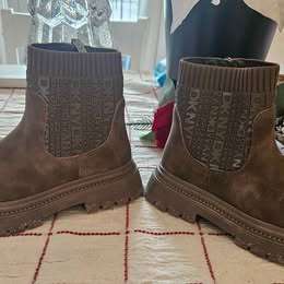 Girls Youth Size 13 DKNY Ankle Lug Boot, Shoes 13 (Kids:4-8yr)