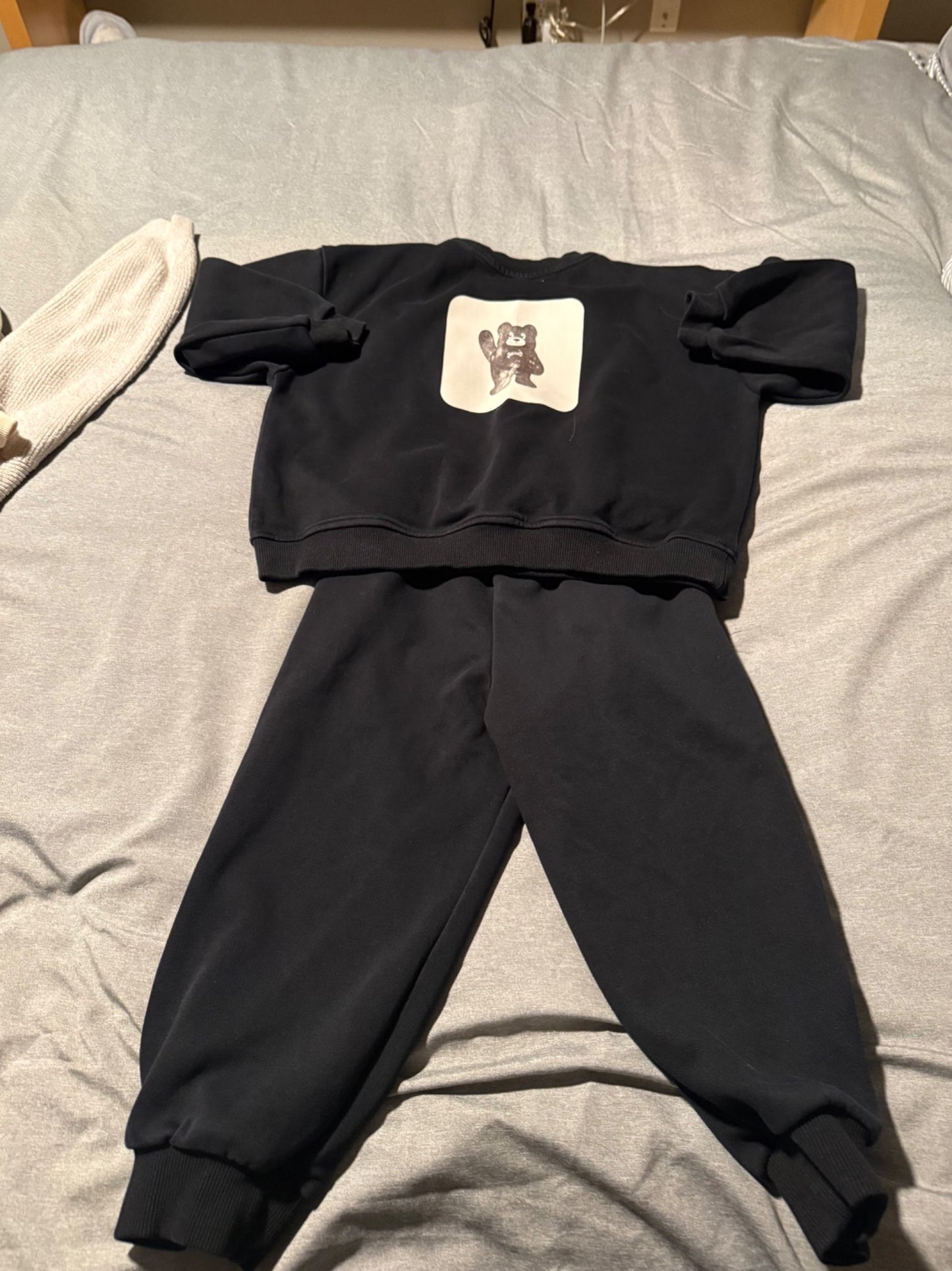 Black sweat set with bear graphic 5-6y , Kids 5/5T