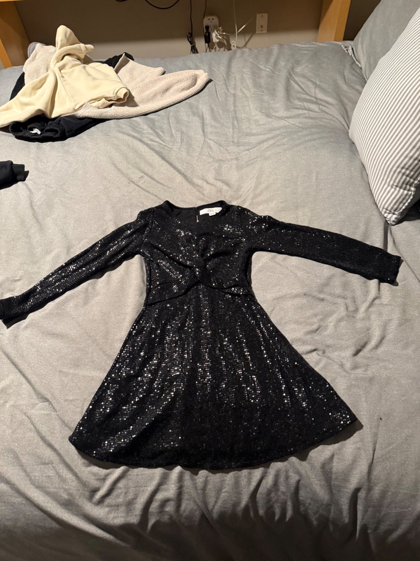 Zara black sequin dress 8-9Y (fits like 6-7), Kids 7