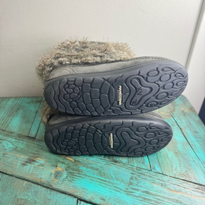 Manitobah Mukluks Grey Faux Fur Boots Waterproof Youth Size 2, Shoes 2 (Kids:4-8yr)