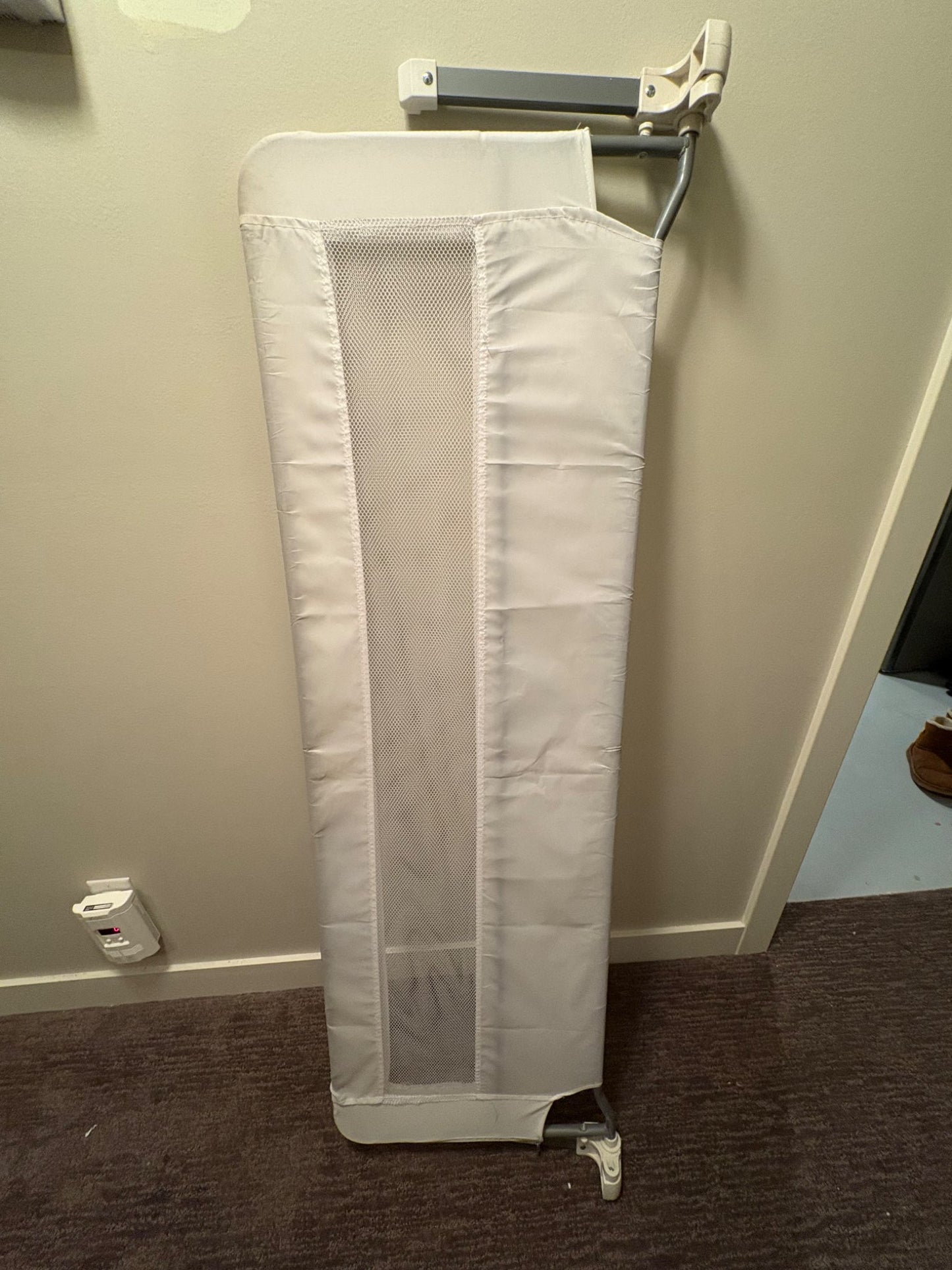 Toddler bed rail. Fits on twin size bed.