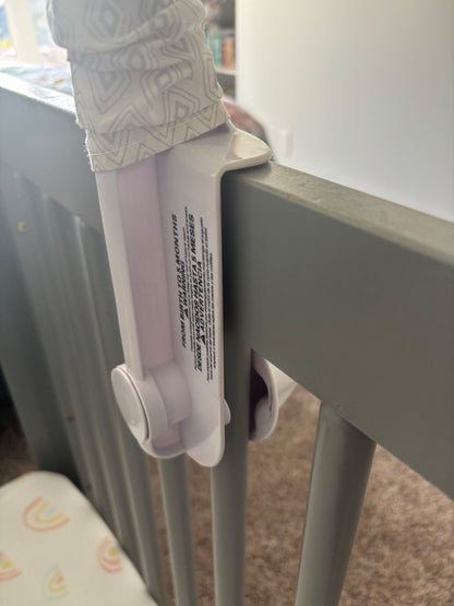 Baby mobile; sings one song (twinkle twinkle)