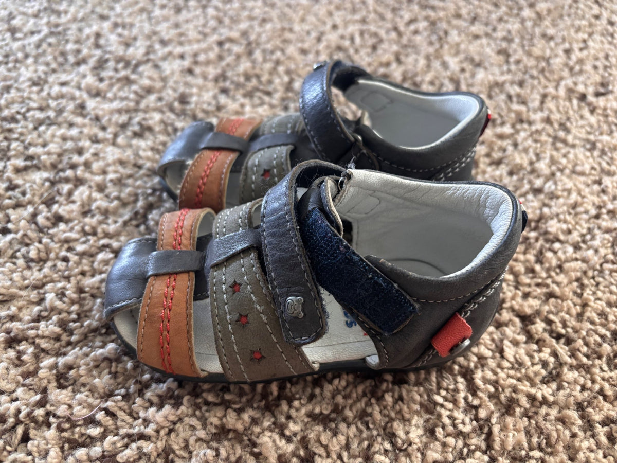 Size 5.5 sandals , Shoes 5.5 (Walkers:12-24 mth)