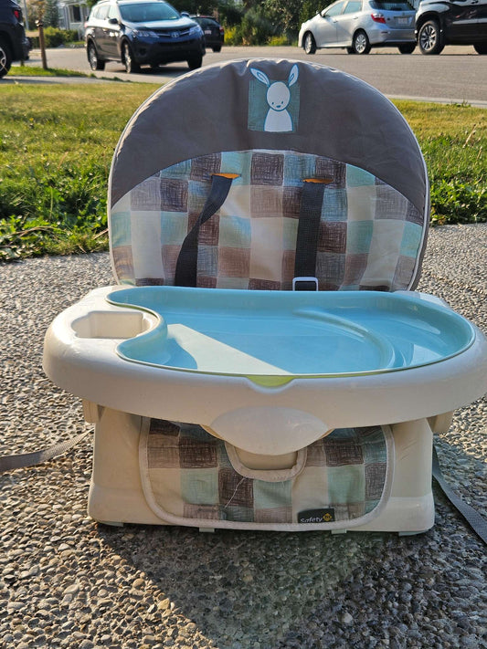 Feeding booster seat