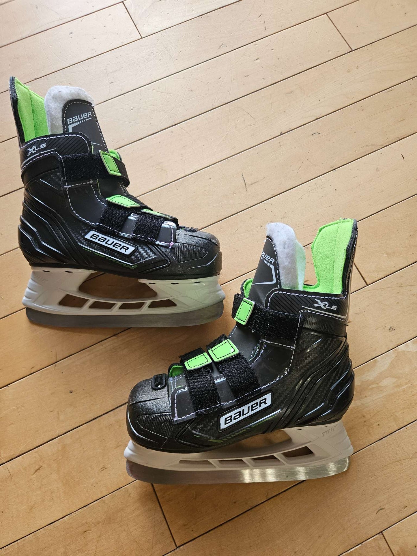 Bauer XLS hockey skates size Y9, Shoes 9 (Toddler:2-4yr)