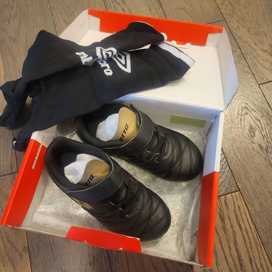 Lotto soccer cleats 11T + Socks, Shoes 11 (Toddler:2-4yr)
