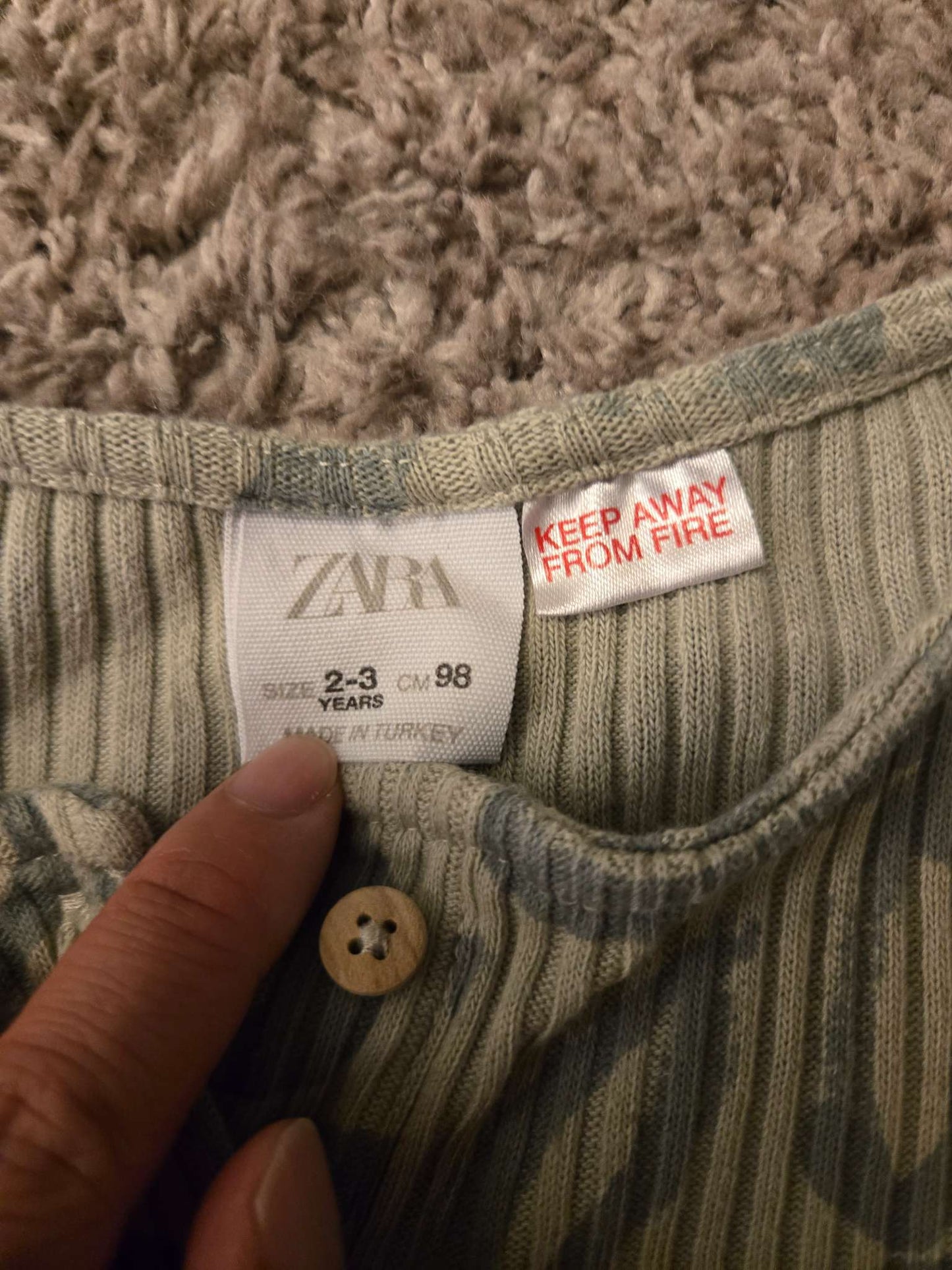 2 Dresses- EUC 2-3T Zara and EUC Old Navy 3T, Kids 2T
