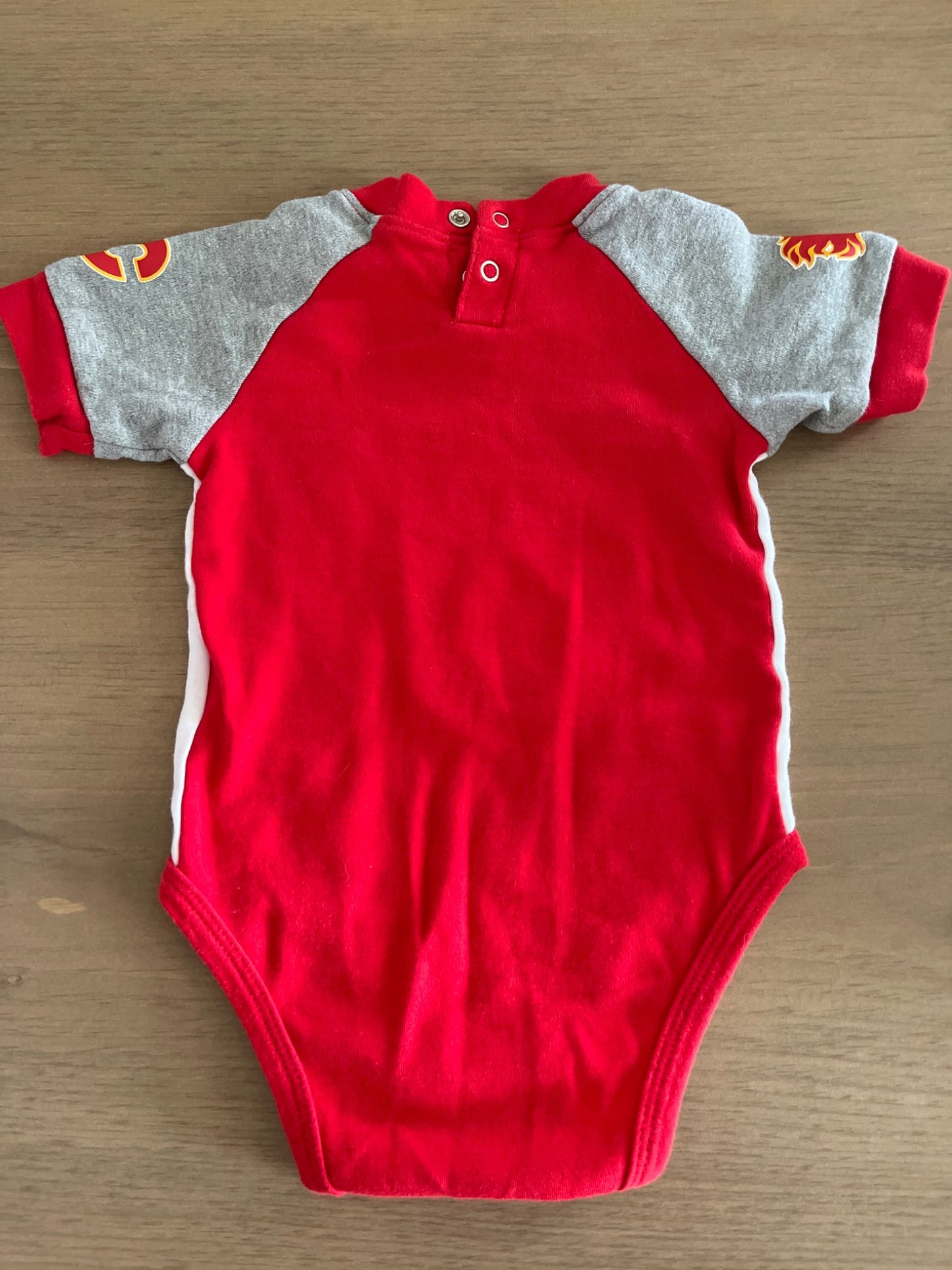 Calgary Flames Short Sleeved Onesie , Kids 12 Month (9-12M)